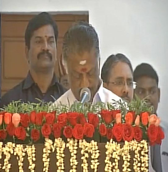 ತಮಿಳುನಾಡಿನ ಉಪ ಮುಖ್ಯಮಂತ್ರಿಯಾಗಿ ಪನ್ನೀರ್ ಸೆಲ್ವಂ  ಪ್ರಮಾಣ ವಚನ ಸ್ವೀಕಾರ